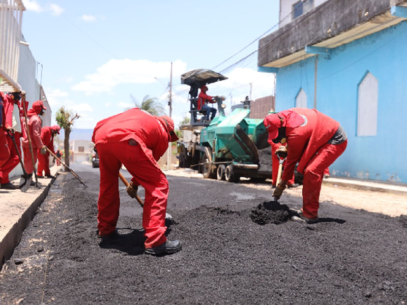 4 localidades passam por serviços de drenagem e pavimentação em Juazeiro do Norte; confira