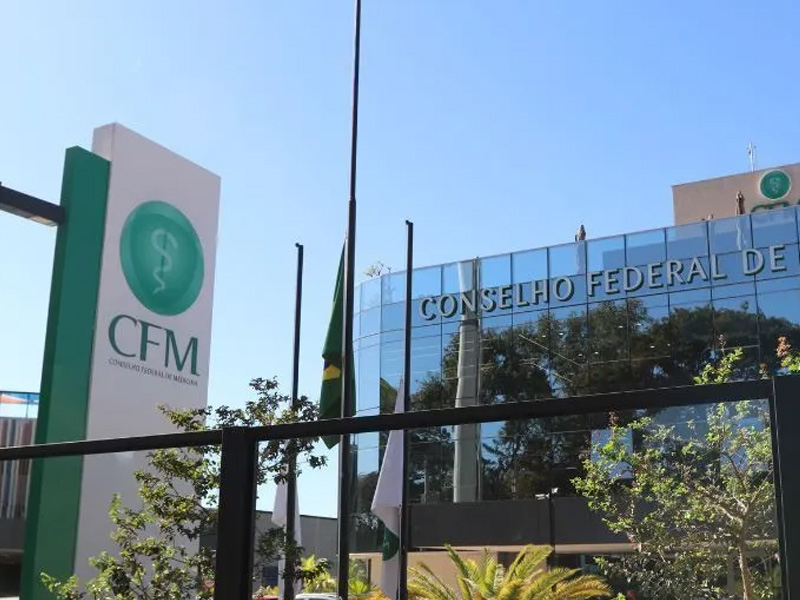 CFM avalia usar nota do Enamed para liberar registro médico e reacende embate com faculdades