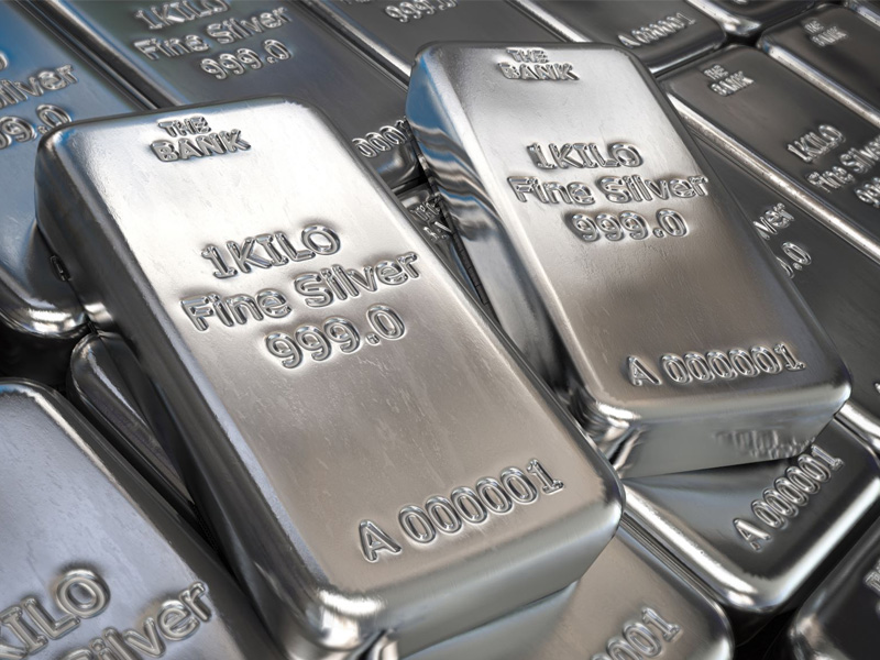 Prata dispara mais de 200% em um ano, supera o ouro, mas segue com papel distinto no mercado