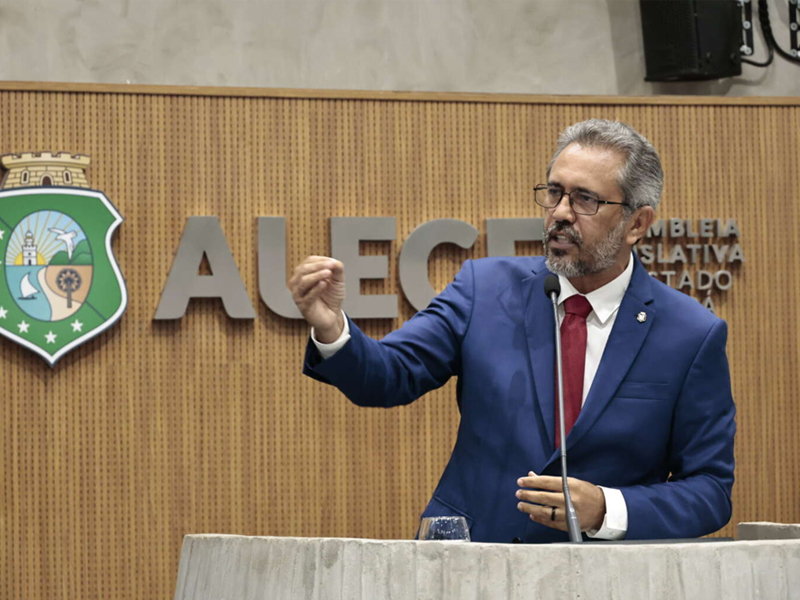Elmano anuncia novo concurso para professores da rede estadual durante mensagem na Alece