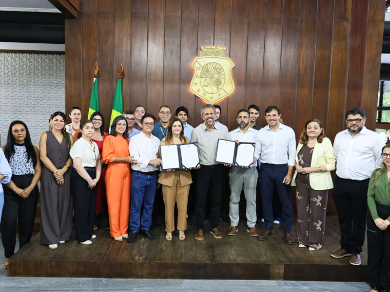 Governador Elmano de Freitas autoriza concurso público para 2 mil cargos de professores da rede estadual