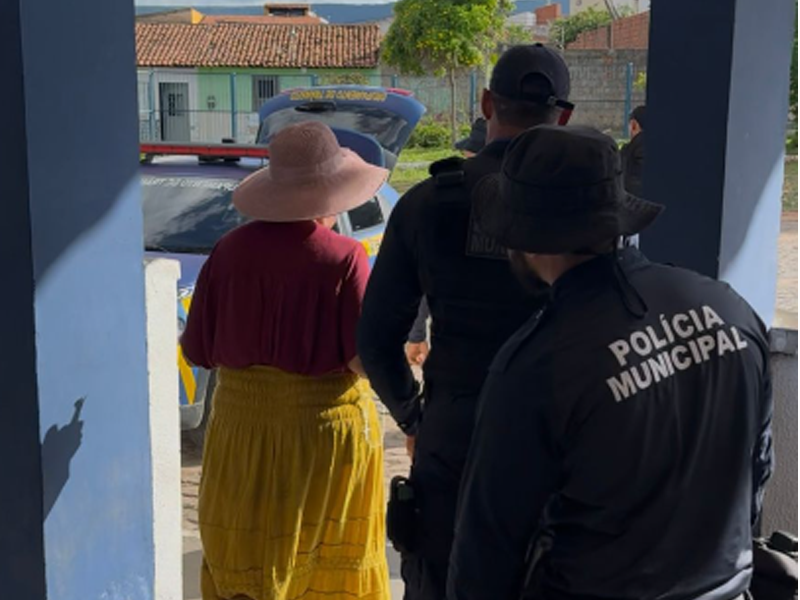 🔴AO VIVO: passageira argentina é presa em flagrante por vandalizar estátua do Padre Cícero na rodoviária do Crato