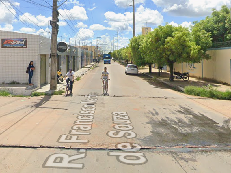 Cruzamento no bairro Frei Damião é interditado para obra de drenagem em Juazeiro do Norte