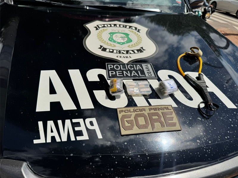 AO VIVO: Polícia Penal prende homem em flagrante tentando jogar drogas com uma baladeira para dentro do “Tourão”, em Juazeiro do Norte