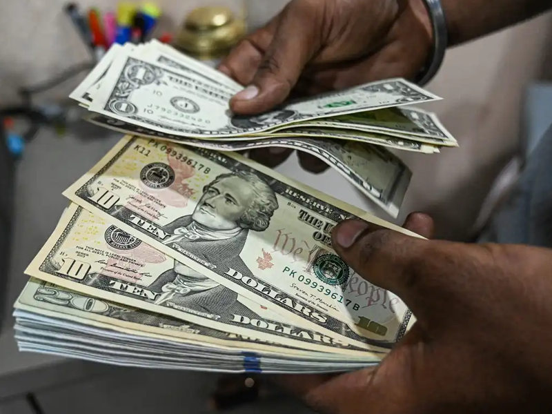 Dólar cai para o menor valor em 21 meses, e bolsa bate recorde