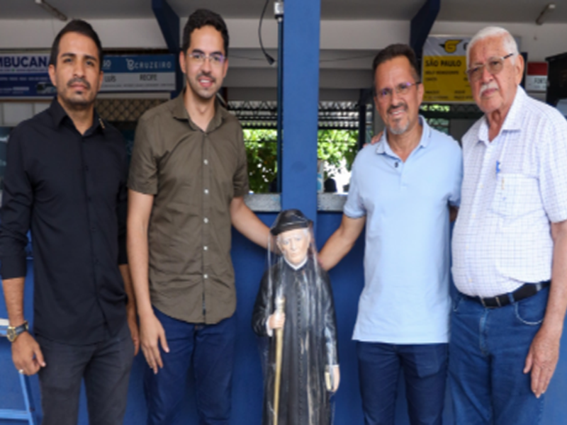 Após vandalismo, deputado Davi de Raimundão repõe imagem de Padre Cícero no Crato
