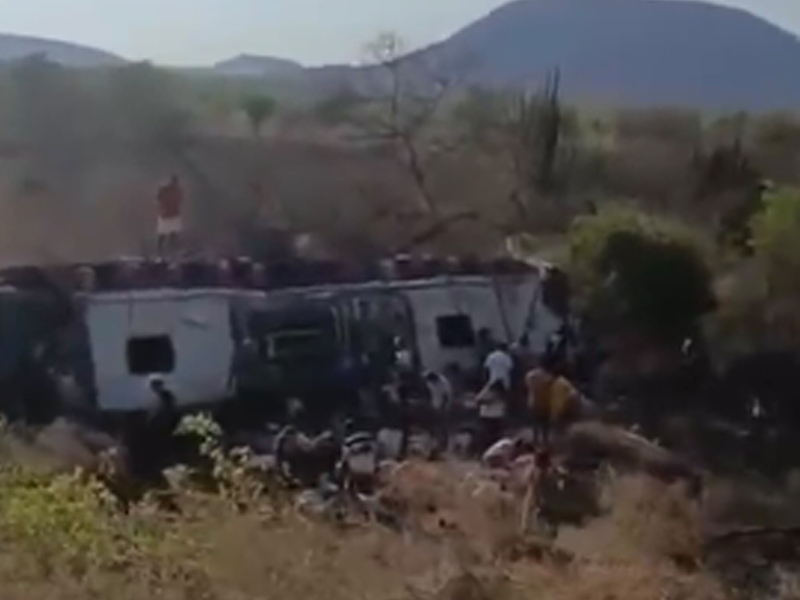 🔴AO VIVO: 15 pessoas morrem após ônibus de romeiros que saiu de Juazeiro do Norte tombar numa rodovia, em Alagoas
