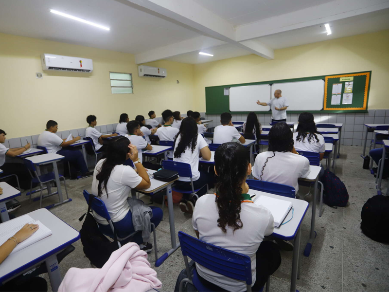Ceará abrirá 2 mil vagas para professores efetivos da rede estadual