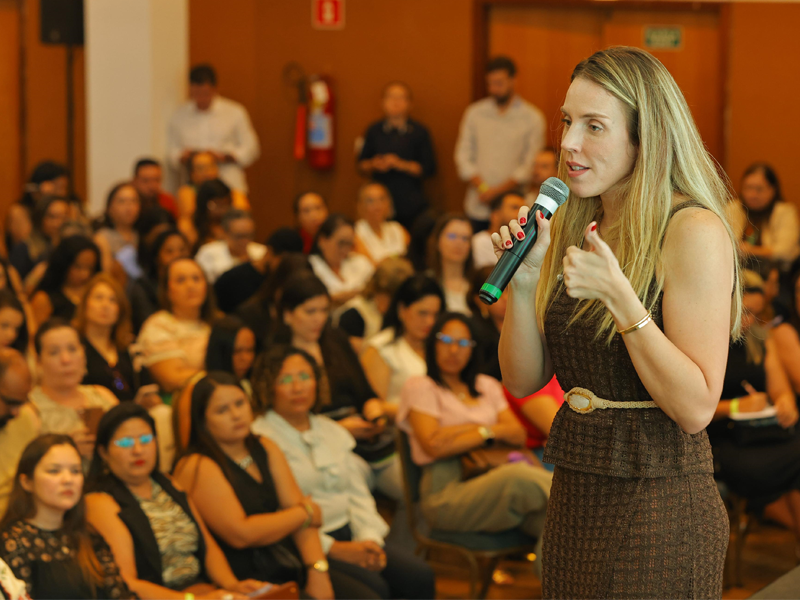 Jade Romero reforça integração da primeira infância ao SUAS em encontro com municípios