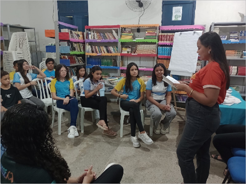 Alunos cratenses recebem livro com produções autorais do projeto Teatro nas Escolas Públicas do Crato