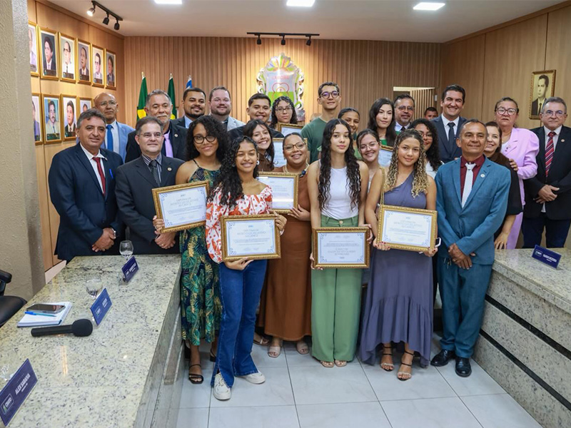 Câmara do Crato homenageia alunos do Alcance Enem com Diploma de Mérito Legislativo
