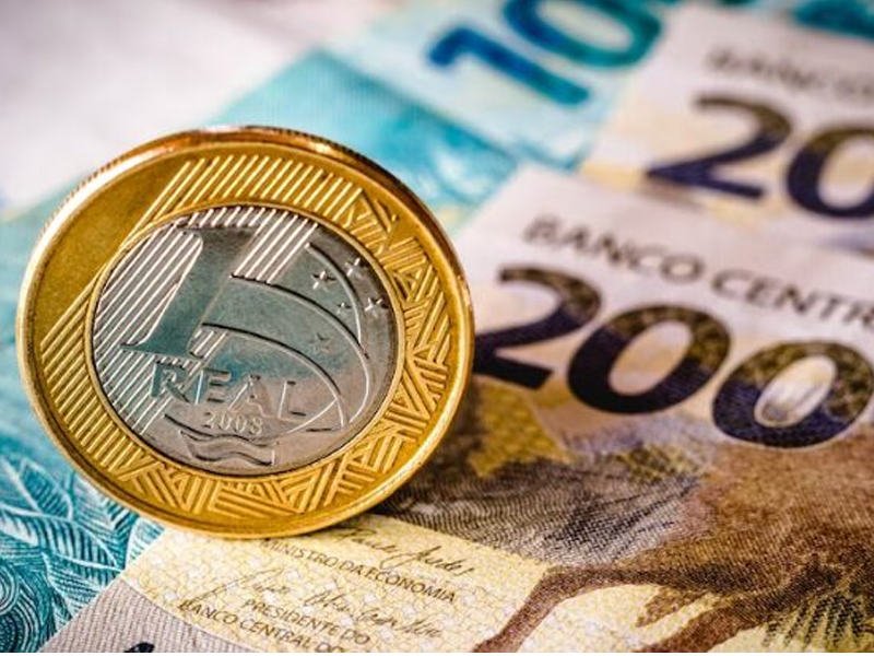 Renda média por pessoa no Brasil cresce e alcança R$ 2,3 mil em 2025, aponta IBGE