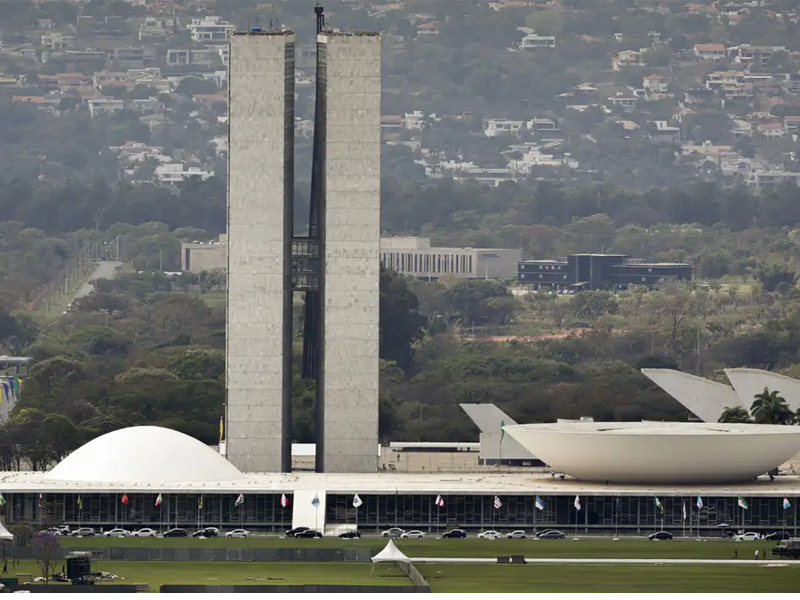 Lula sanciona, com vetos, reajuste salarial para cargos do Legislativo
