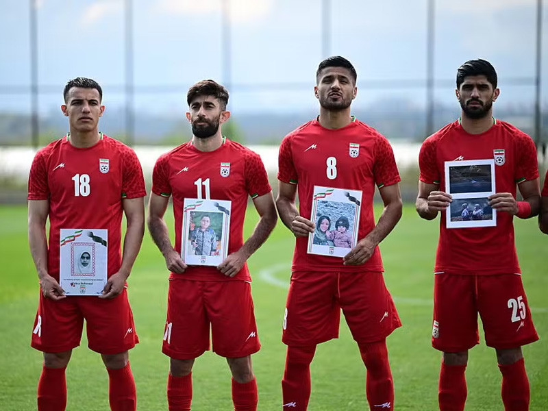 Infantino assiste a goleada do Irã e garante seleção na Copa