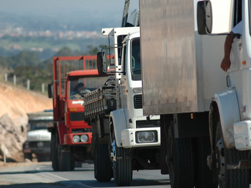 Alta do diesel pressiona caminhoneiros e eleva risco de greve nacional