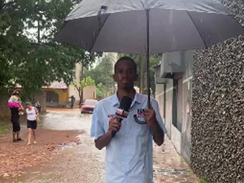 🔴AO VIVO: carro com mulher e crianças fica preso num ponto de alagamento do bairro Lagoa Seca após chuvas em Juazeiro do Norte