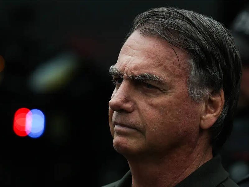 “Acordou com calafrios e vomitou bastante”: Bolsonaro é levado ao hospital após passar mal na Papudinha, diz Flávio Bolsonaro