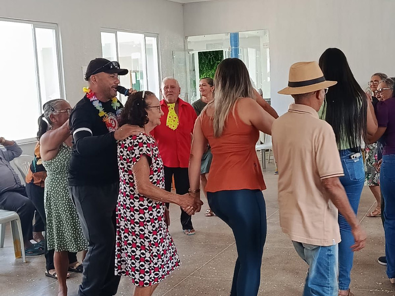 CRAS Maria Antônia Rosa Ribeiro Promove Alegria no “Baile da Melhor Idade” em Salitre