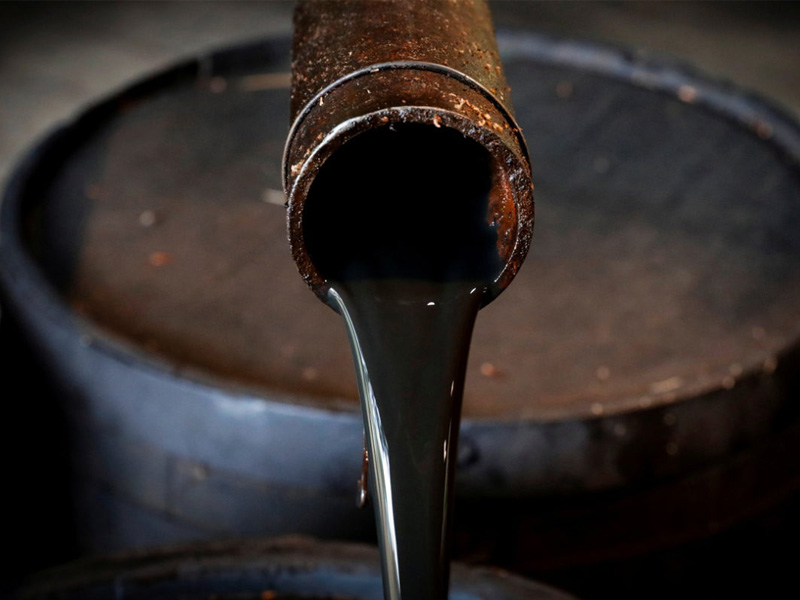 Petróleo se aproxima de US$ 115 e registra maior alta mensal em décadas com tensão no Oriente Médio