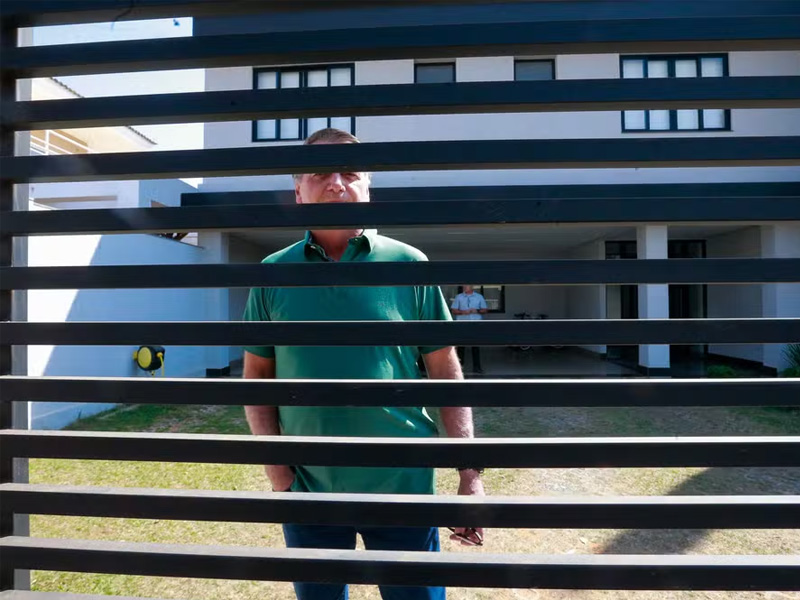 Bolsonaro recebe alta e cumprirá prisão domiciliar por 90 dias em Brasília