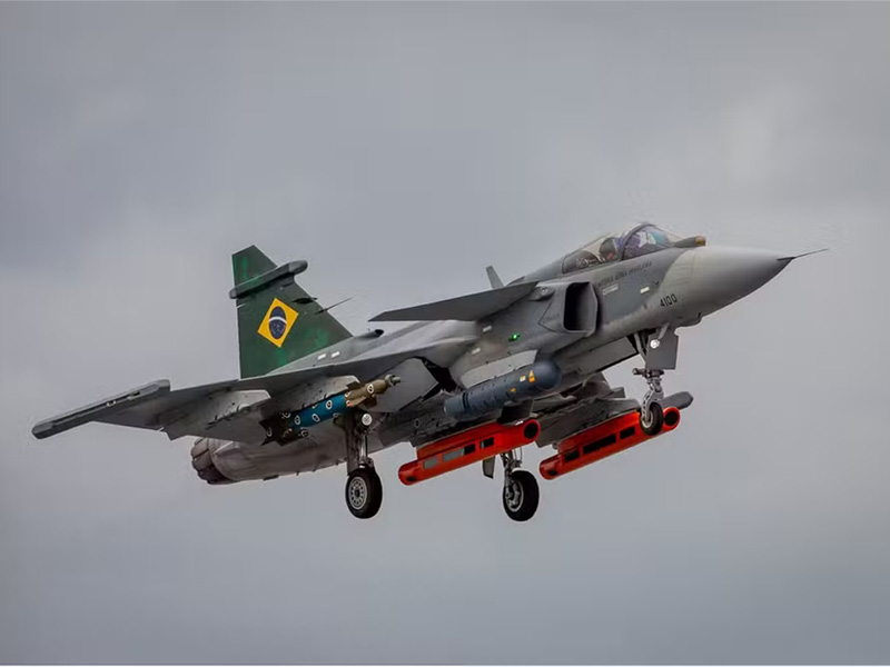 Marco na defesa: Brasil apresenta primeiro caça Gripen produzido no país