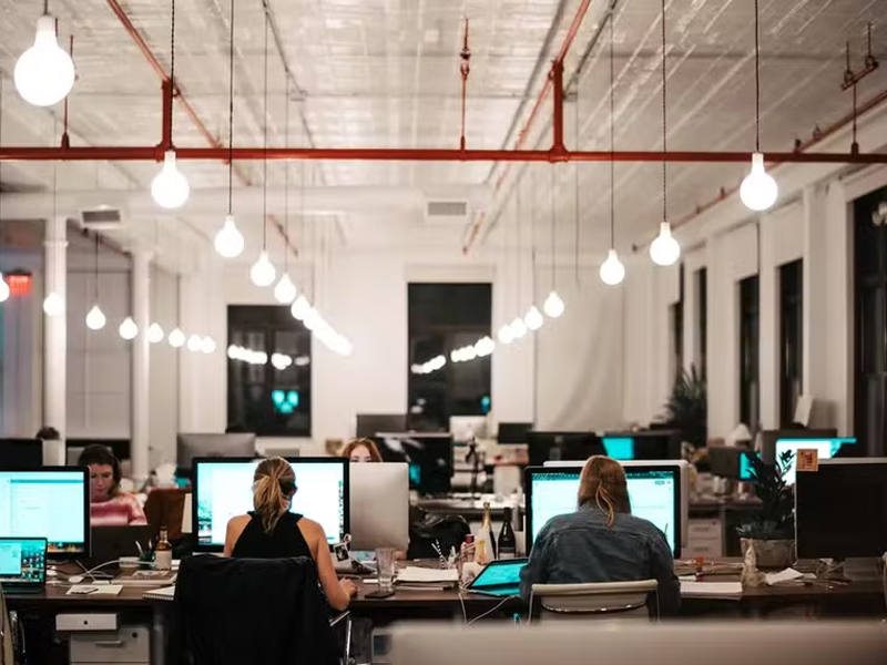 Setor de serviços cresce 0,3% em janeiro e volta ao nível recorde