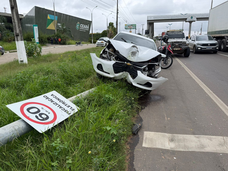 🔴AO VIVO: mulher passa mal ao volante e colide carro contra placa em frente ao Centro de Convenções, no Crato