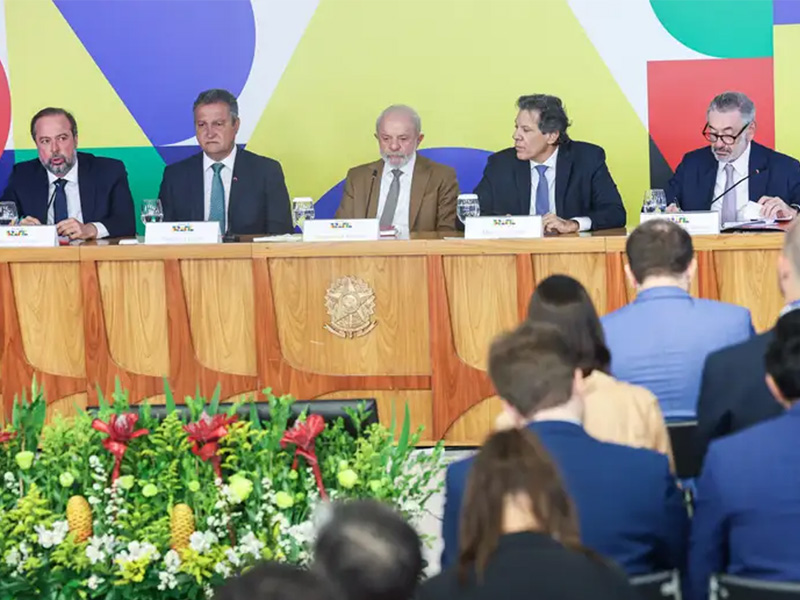 Governo zera impostos sobre diesel e taxa exportação de petróleo para reduzir impacto da guerra no Oriente Médio no Brasil