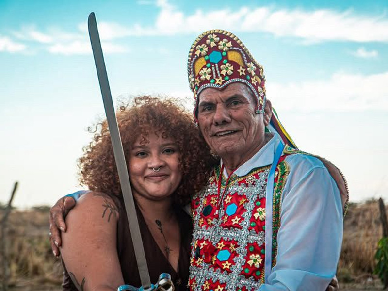 “Fazer com as pessoas de casa e alcançar o mundo inteiro”: Shayná Moura costura moda e identidade do Cariri cearense no livro “Fios de Reis”