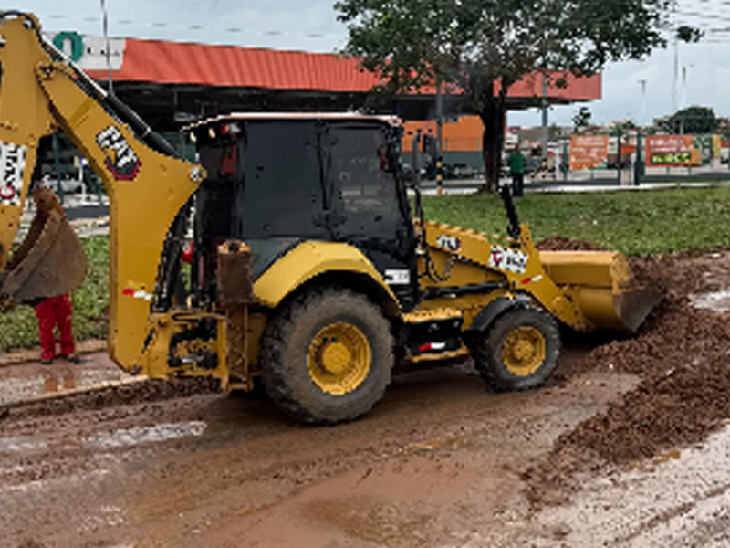 🔴AO VIVO: após chuva de 70 milímetros, trecho da avenida Padre Cícero fica interditado por acúmulo de terra e entulhos, em Juazeiro do Norte
