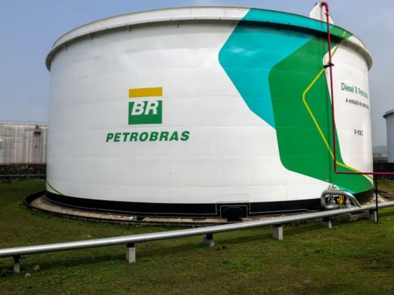 Distribuidoras pedem que Petrobras amplie importação de diesel para garantir abastecimento no Brasil