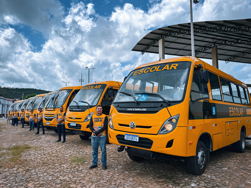 Prefeito Deda entrega 11 novos veículos, sendo 8 ônibus e 3 estradas reforçando frota municipal