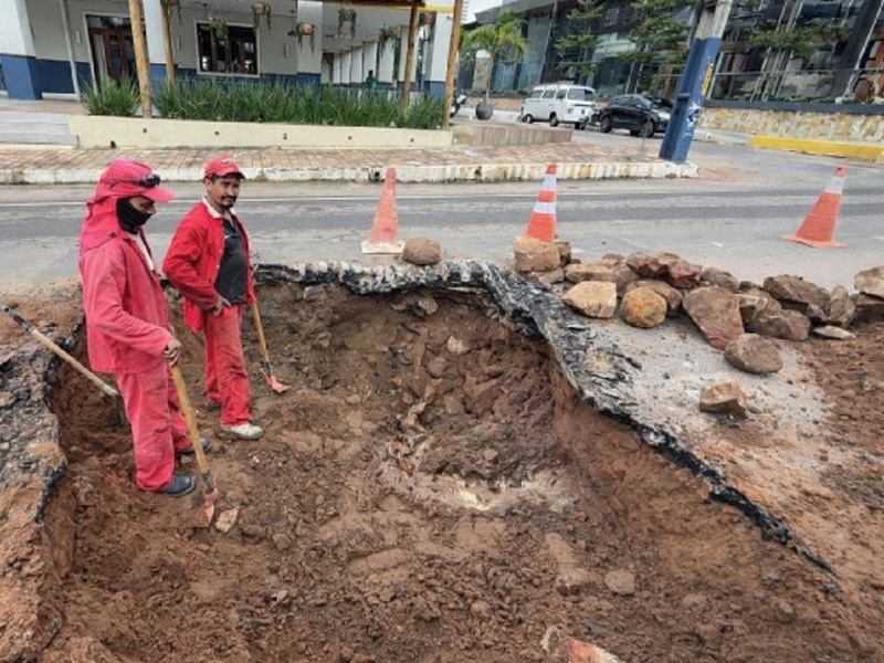 Trecho da Avenida Plácido Aderaldo Castelo é interditado para reparo de drenagem em Juazeiro do Norte
