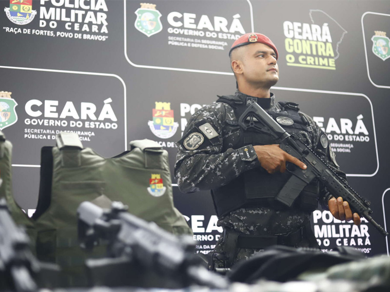 Polícia Militar do Ceará recebe novas armas e quase 4,5 mil coletes de proteção balística