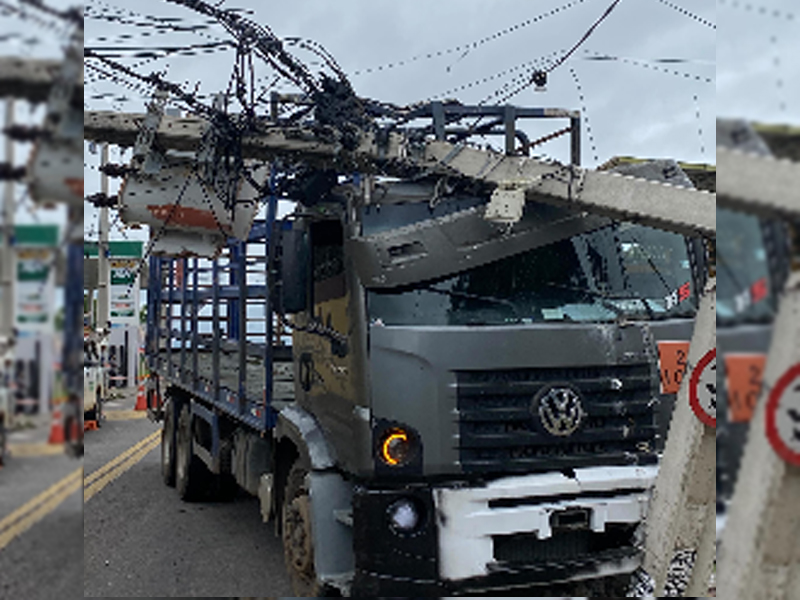 🔴AO VIVO: caminhão colide contra poste na avenida Virgílio Távora, em Juazeiro do Norte; motorista alega que veículo apresentou problema na frenagem após parar