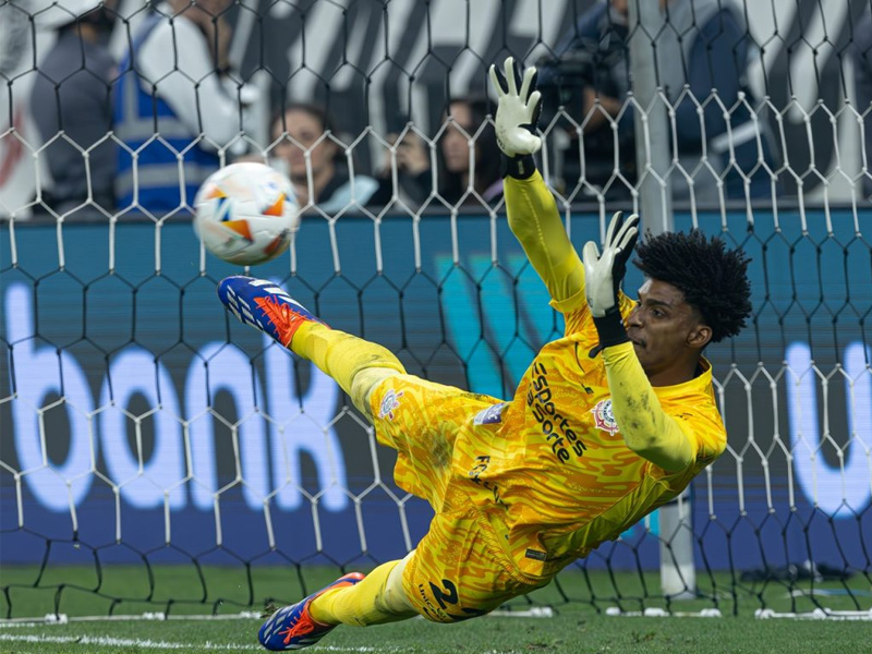 Hugo Souza é convocado para a seleção após corte de Alisson