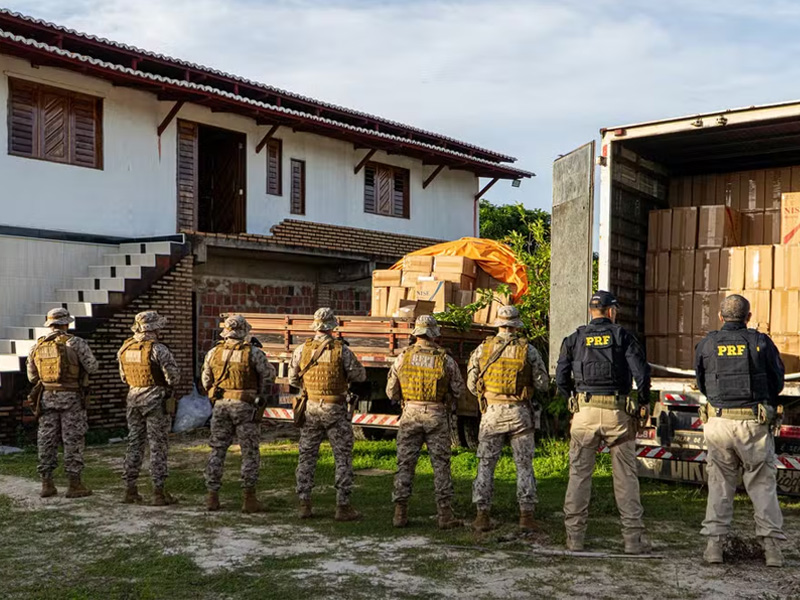 Operação da PRF apreende 1,4 milhão de maços de cigarros clandestinos e prende dois suspeitos no Ceará