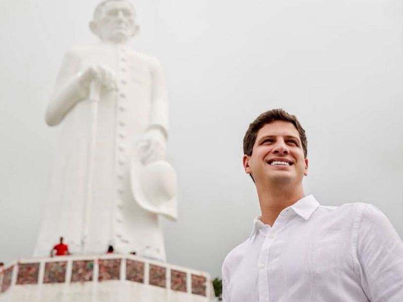 Pré-candidato a governador, João Campos visita estátua do Padre Cícero antes de iniciar giro pelos municípios de Pernambuco