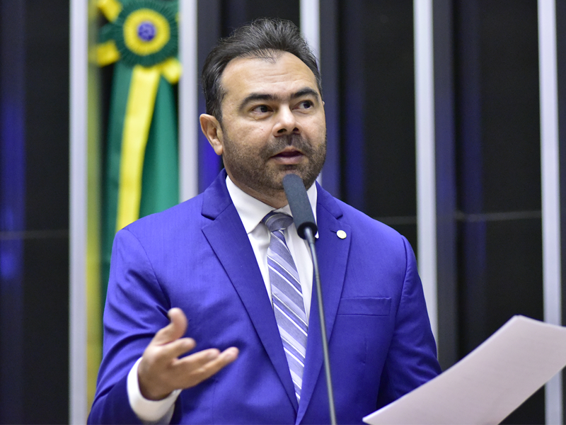 Idilvan Alencar retorna à Câmara após período na Educação e reforça compromisso com o Ceará