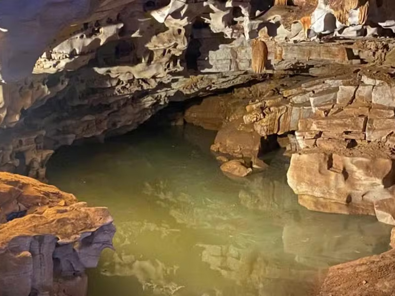 Fortes chuvas fazem rio ressurgir em gruta após três anos no interior do Ceará