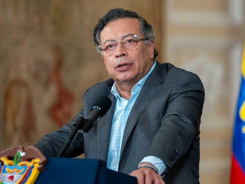 Presidente da Colômbia pede adoção do PIX e critica pressões dos EUA sobre sistema brasileiro