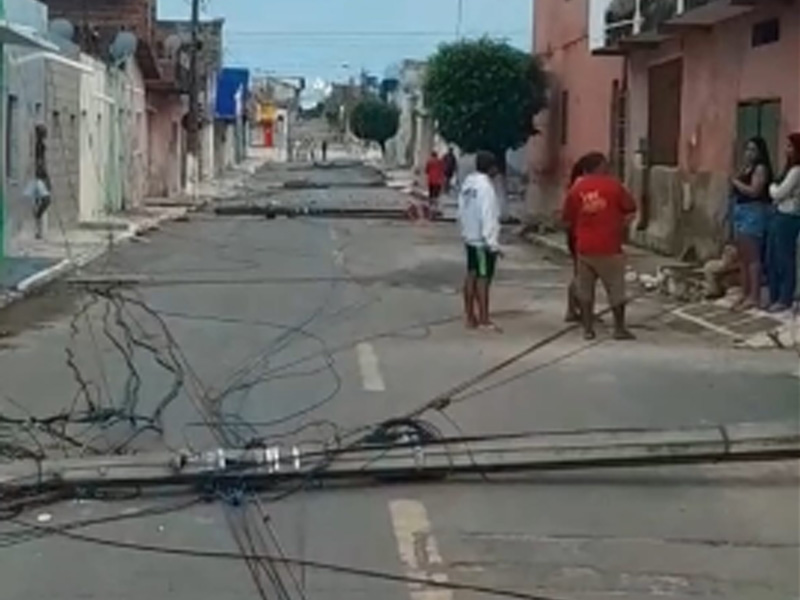 🔴AO VIVO: caminhão esbarra em fiações, derruba postes e população de rua em Altaneira fica sem energia elétrica; motorista é conduzido à Delegacia do Crato