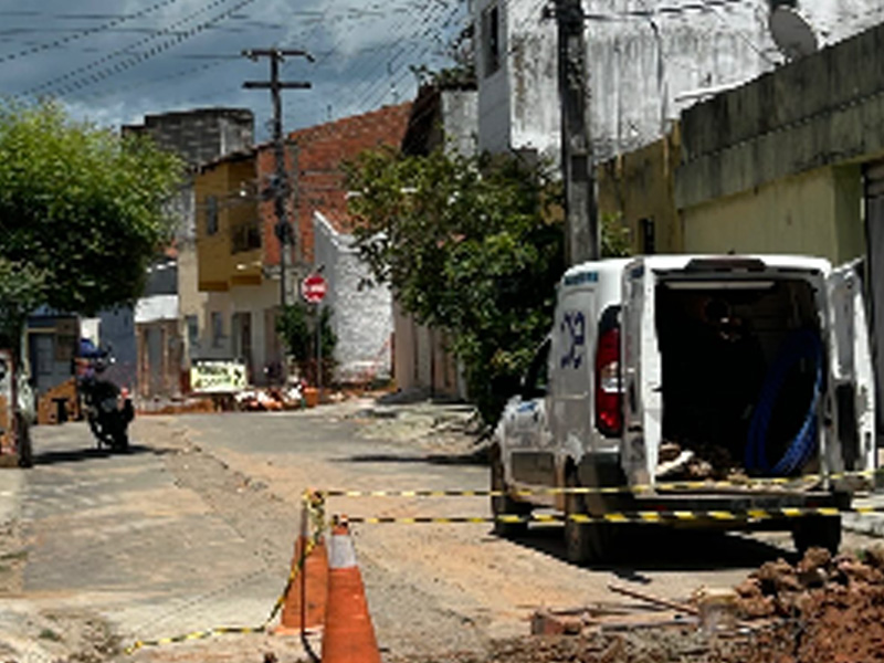 🔴AO VIVO: moradores do Novo Crato reclamam da falta d’água e da obstrução das ruas durante obras de saneamento
