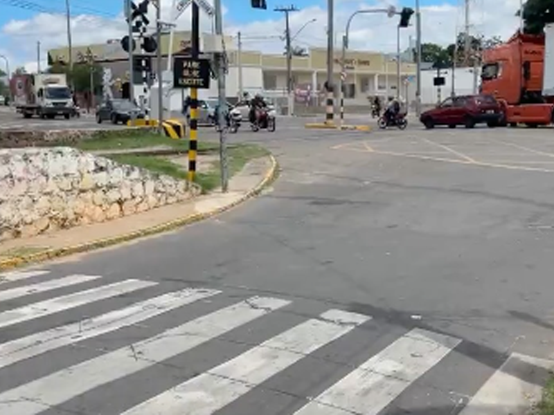 🔴AO VIVO: semáforos da avenida Padre Cícero, próximo à linha férrea e ao Marquise Branca, apresentam problema e prejudicam tráfego