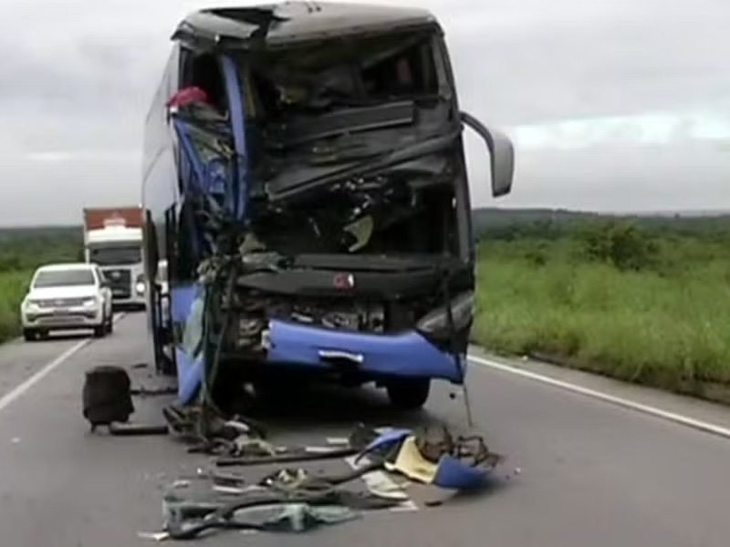 Ônibus colide com caminhão e deixa 7 feridos no Ceará