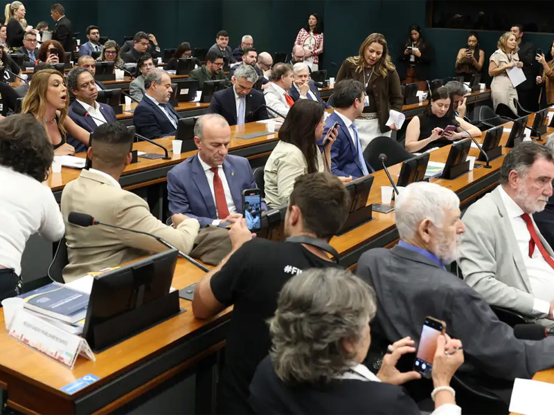 Pedido de vista adia votação da PEC que acaba com escala 6×1 na Câmara