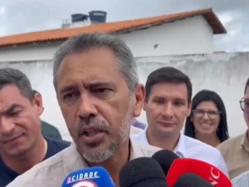 Vídeo: Após cheias no rio Cariús, Elmano diz que deve analisar pedido do prefeito Léo Brito para a construção de ponte na passagem do Boião, em Nova Olinda