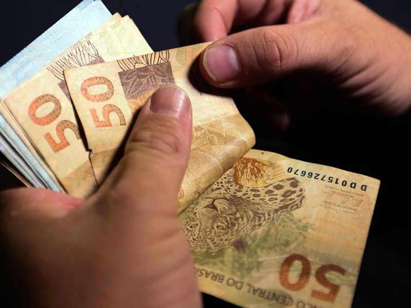 Salário médio do trabalhador bate recorde e chega a R$ 3.722 no Brasil