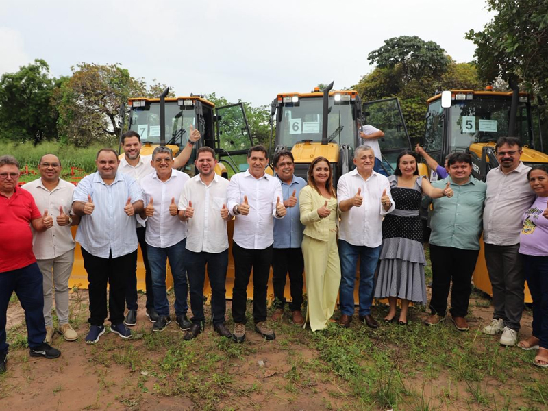 Guimarães inicia agenda como ministro no Ceará com entrega de máquinas para 9 municípios