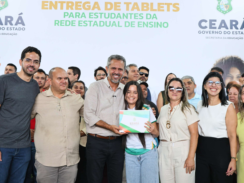 Zé Gordinho destaca entrega de tablets a estudantes durante agenda do Governo do Ceará em Araripe
